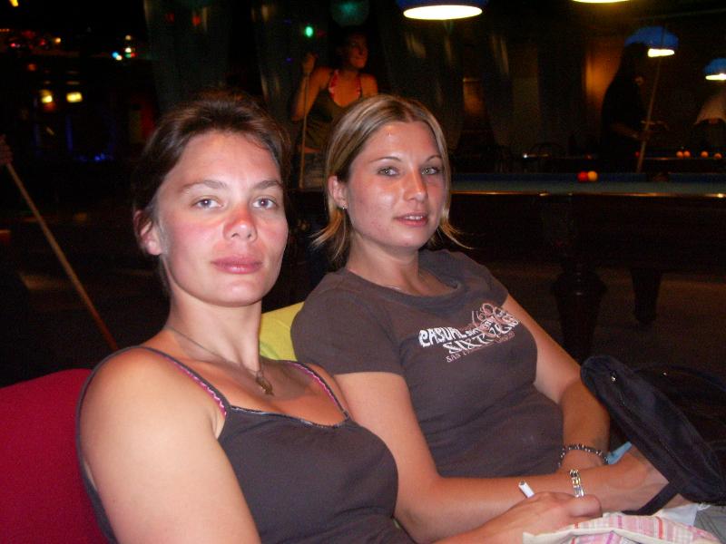 IMGP2449 Au billard - Marie et Florence 